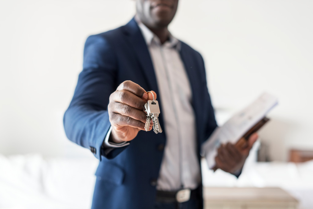 realtor holding house keys